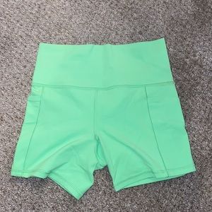 Athleta Salutation Stash Pocket II 5” Short (lime green)